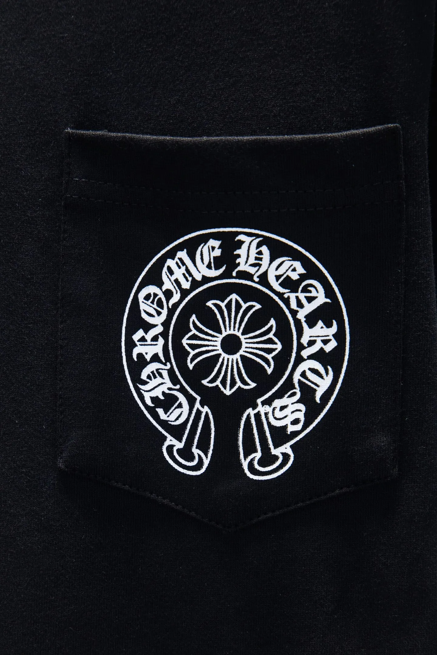 P220 🆕 Chrome hearts limited edition 300g. It is different from the low weight in the market. The os version is really charming. Chrome hearts are really unique. Each season's new version is the best. It is very practical and can be worn casually. Nice✔️ - ⚠️100% cotton. Made of 26-count double yarn and 300-gram pure cotton fabric. Made from imported knitting needle carded cotton, the thickness is moderate, drapey and contoured, making the upper body comfortable! ! It is very tolerant to fat body types and can instantly lose five pounds after wearing it!  The front cuffs and back chest are made of direct-injection printing environmentally friendly glue material, using a mechanized printing process. Mechanical printing has high precision, the positioning accuracy can reach ±0.02mm, and the quality is stable.  The neck strap is made of pure cotton and is cut from one piece. It has no color difference and will not deform. The body of the garment is treated with printing elements on both sides, which greatly increases the interest of the clothing; it has a unique visual effect. The special washing effect creates a unique distressed effect. In the past two years, the oversize version has become the focus of the trend and has been a popular staple in the past two years. The change of designers has made this brand an instant hit. The progress of the times also requires the blood impact of fresh elements and trendy designs to continue the glory! It’s stylish both inside and outside, a must-have for high street travel! An absolute "eye-catching style" that can match couples 💏 Color: Black White Size: S M L XL
